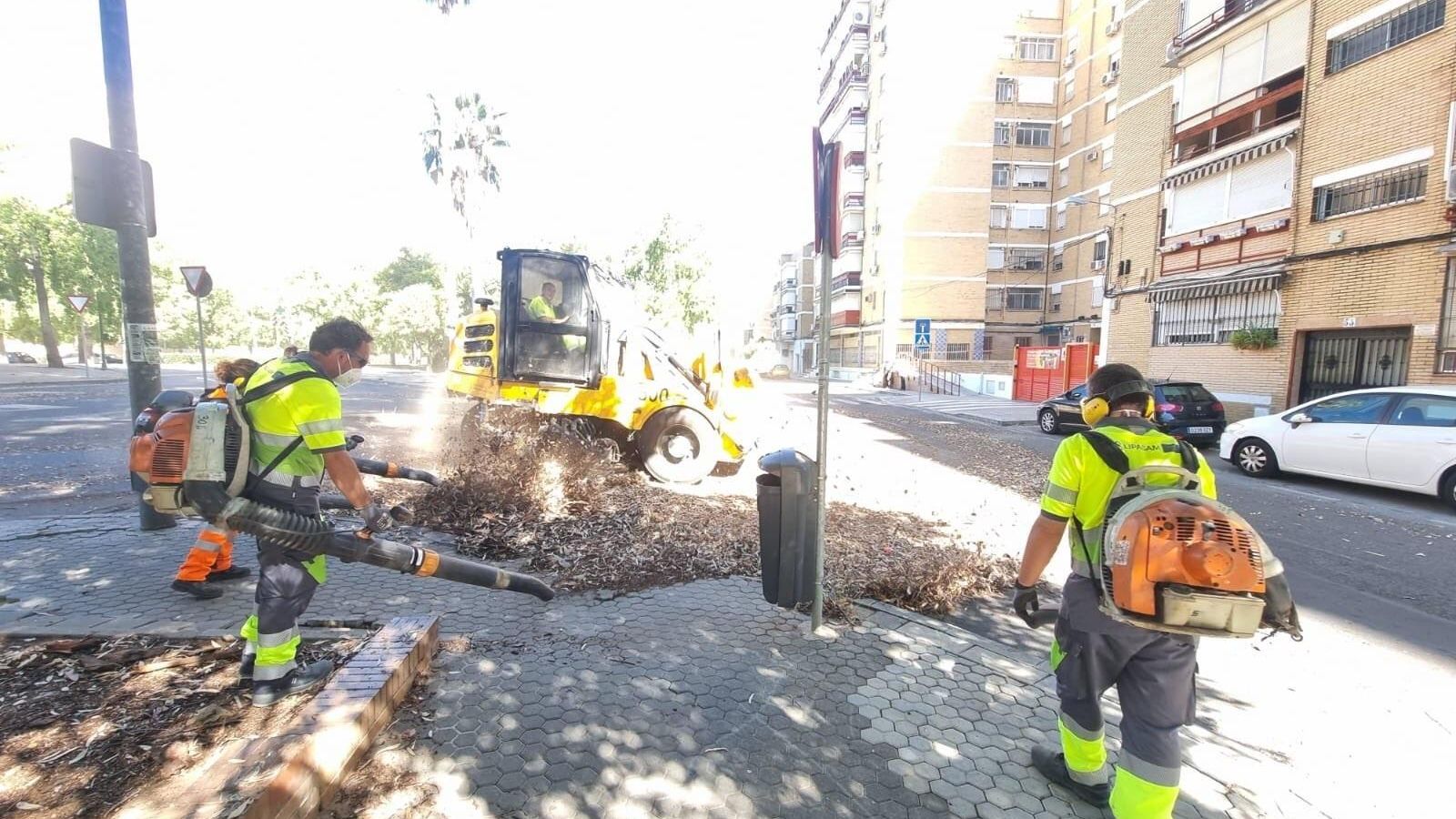 El uso de sopladoras en las calles de Sevilla es habitual en la empresa municipal de Lipasam.