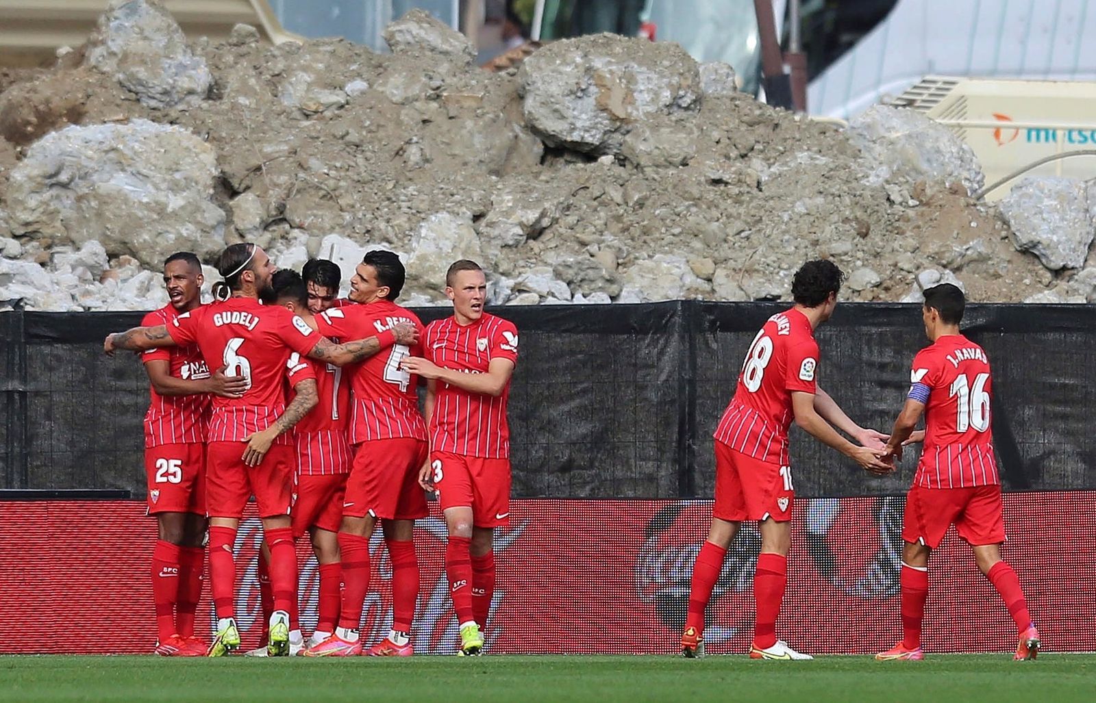 Rafa Mir, felicitado por el resto del equipo.