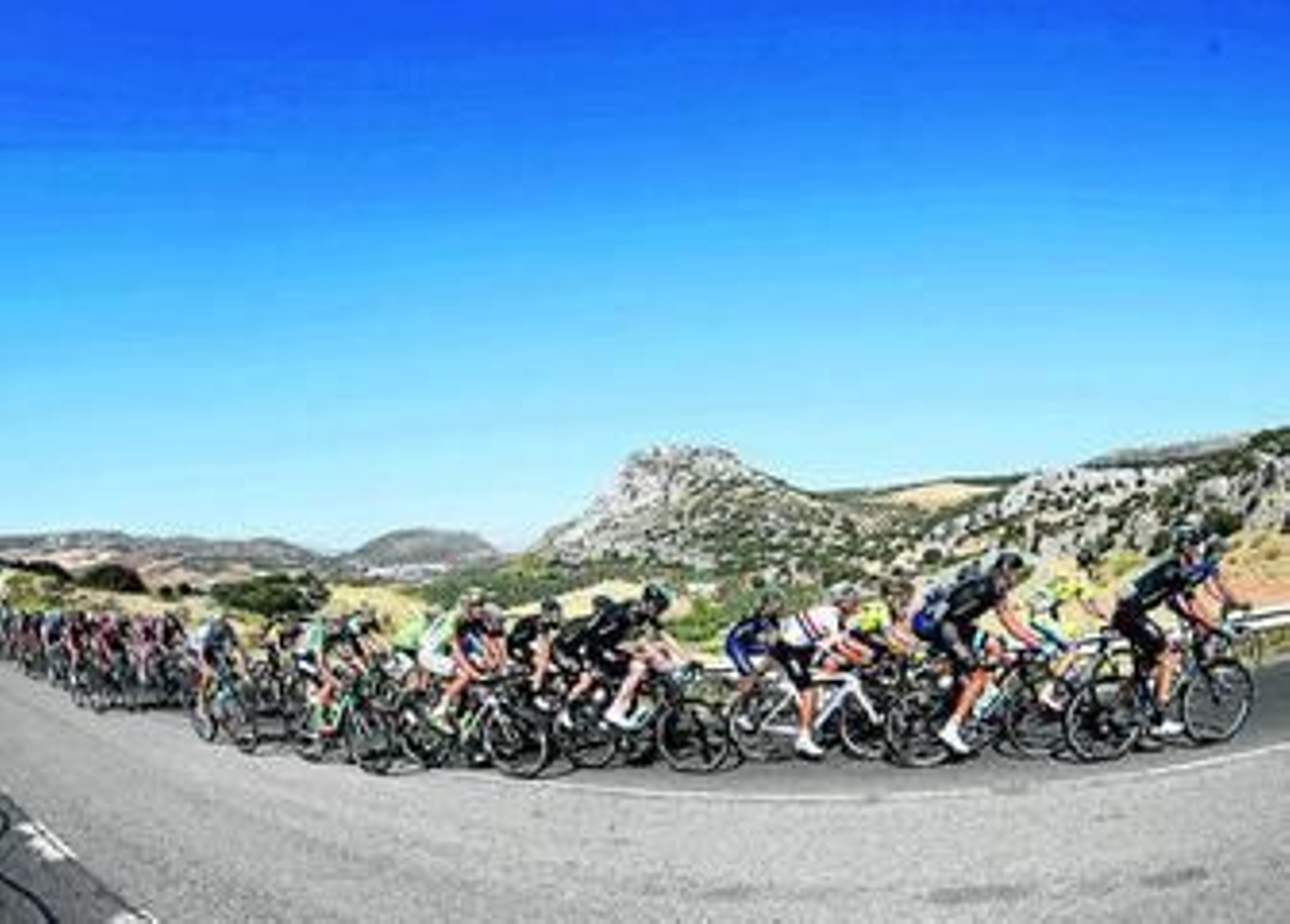 Imagen de los corredores de la Vuelta por la provincia de Málaga en 2014.