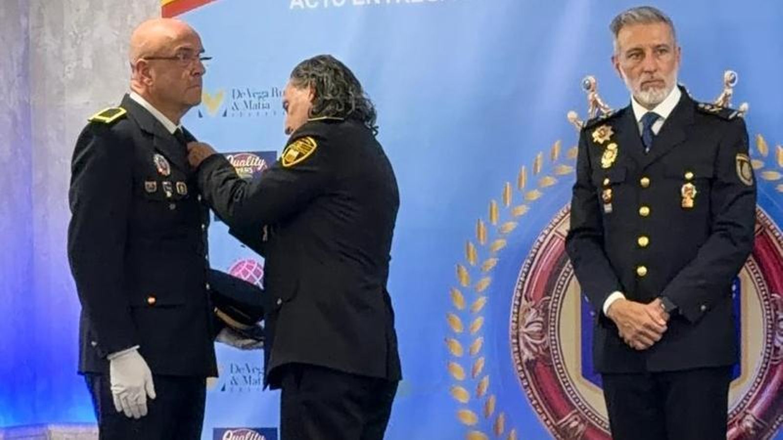 Francisco José Pérez, condecorado con la Gran Cruz Azul de las Emergencias.