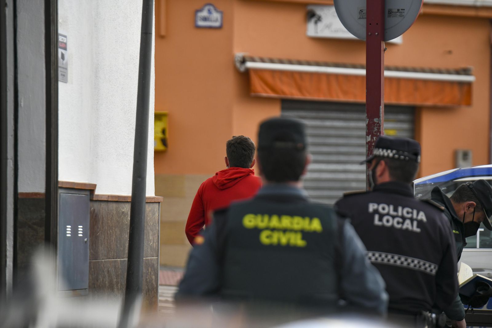 Fotos: Así ha sido la redada de la Policía Local y la Guardia Civil en un bar de Ogíjares que incumplía las restricciones