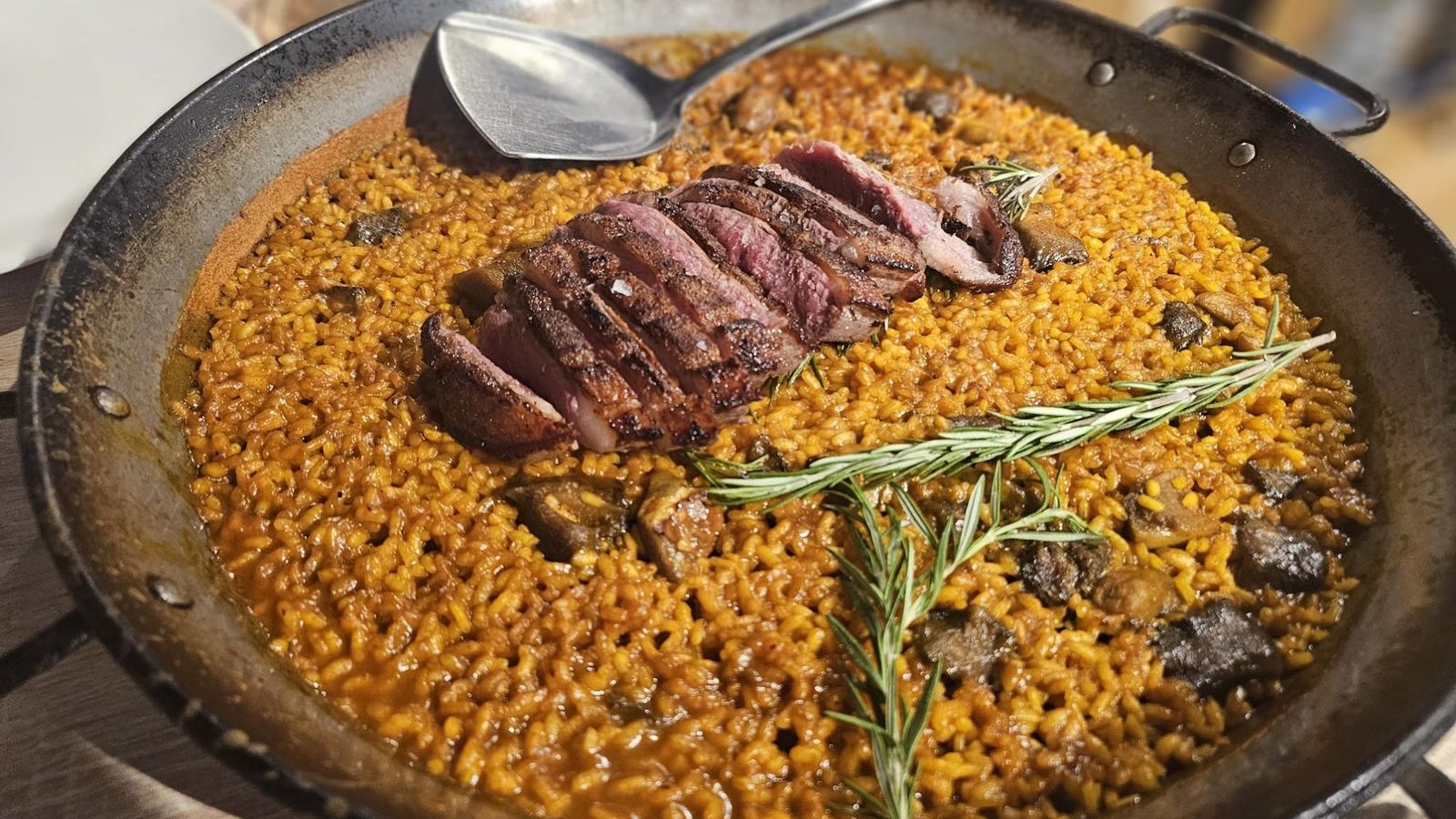 Arroz seco con carne en el Restaurante Dixtinto.