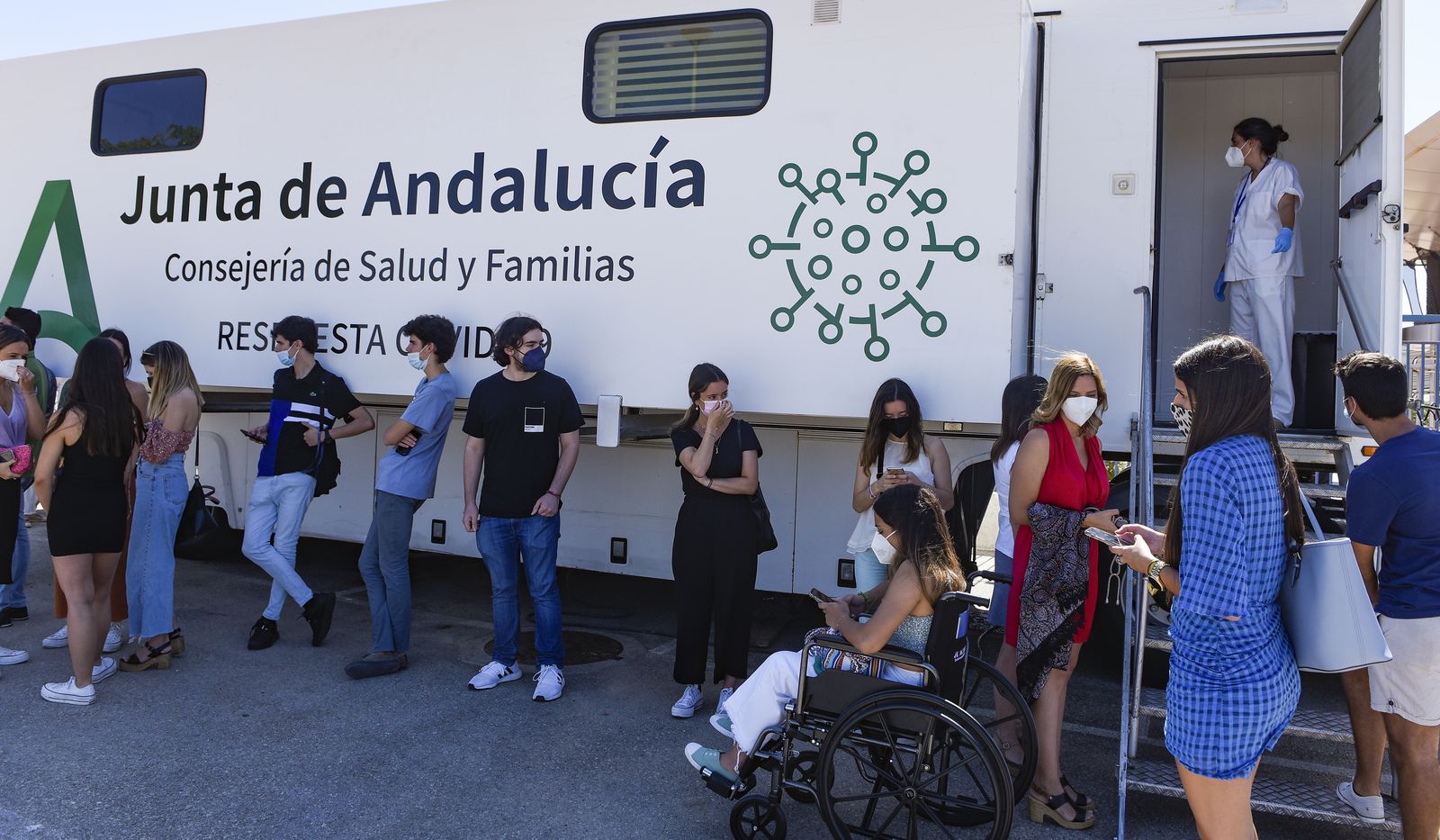 La vacunación contra el Covid a alumnos Erasmus de la Loyola, en imágenes