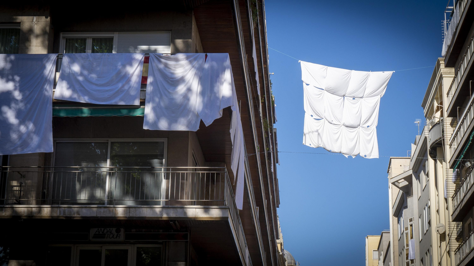 Fotos: Calle Ganivet de Granada vestida con sábanas blancas como protesta vecinal por los ruidos
