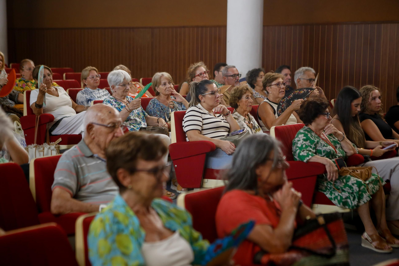 Las fotos de la exposición "Pasen y lean" de Enríque Martínez en la Casa de la Cultura de La Línea