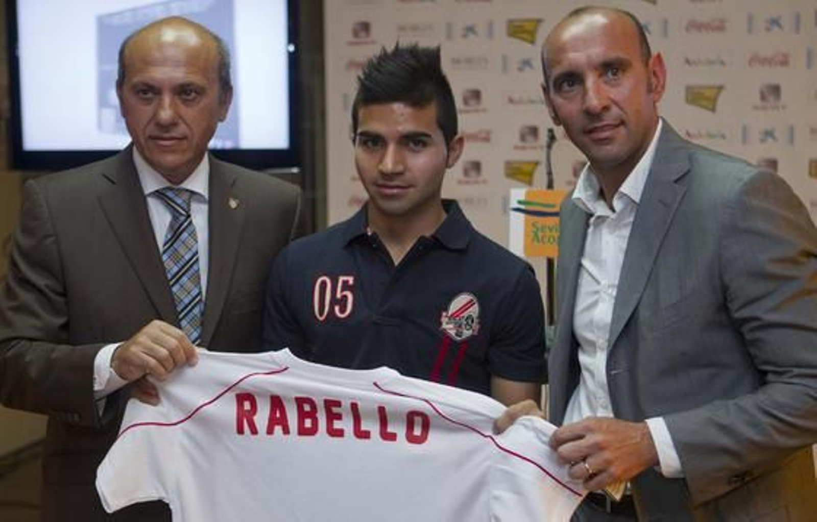 Rabello posa junto con su representante y el presidente del Sevilla FC.

Foto: José Ángel García
