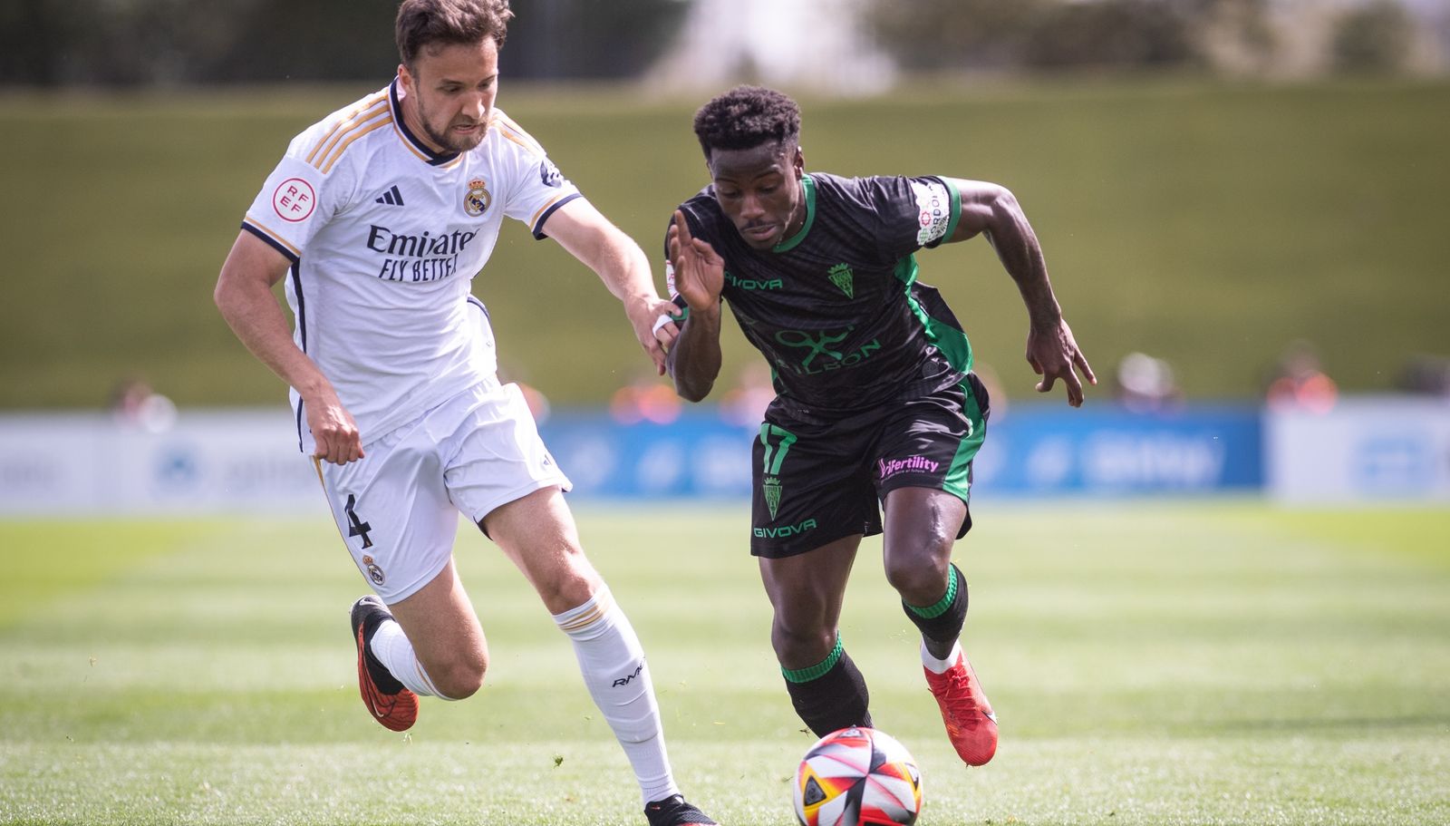 Adilson Mendes es presionado por Carrillo.