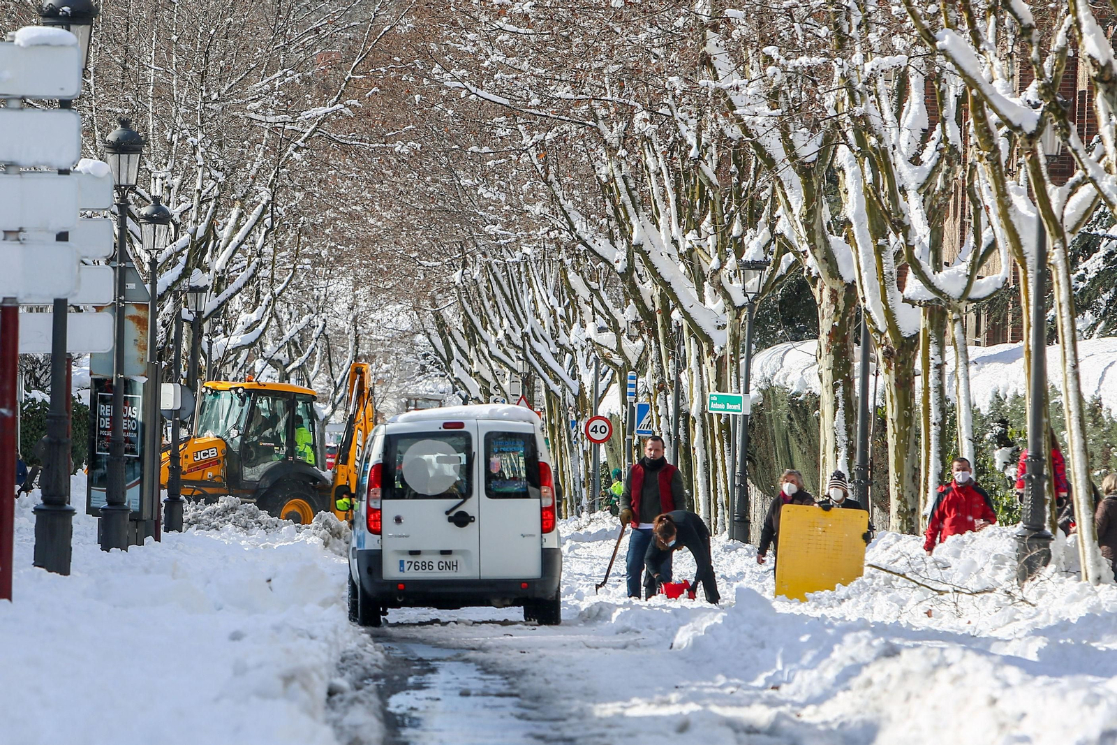 Madrid trata de restablecer la normalidad: el día después en imágenes