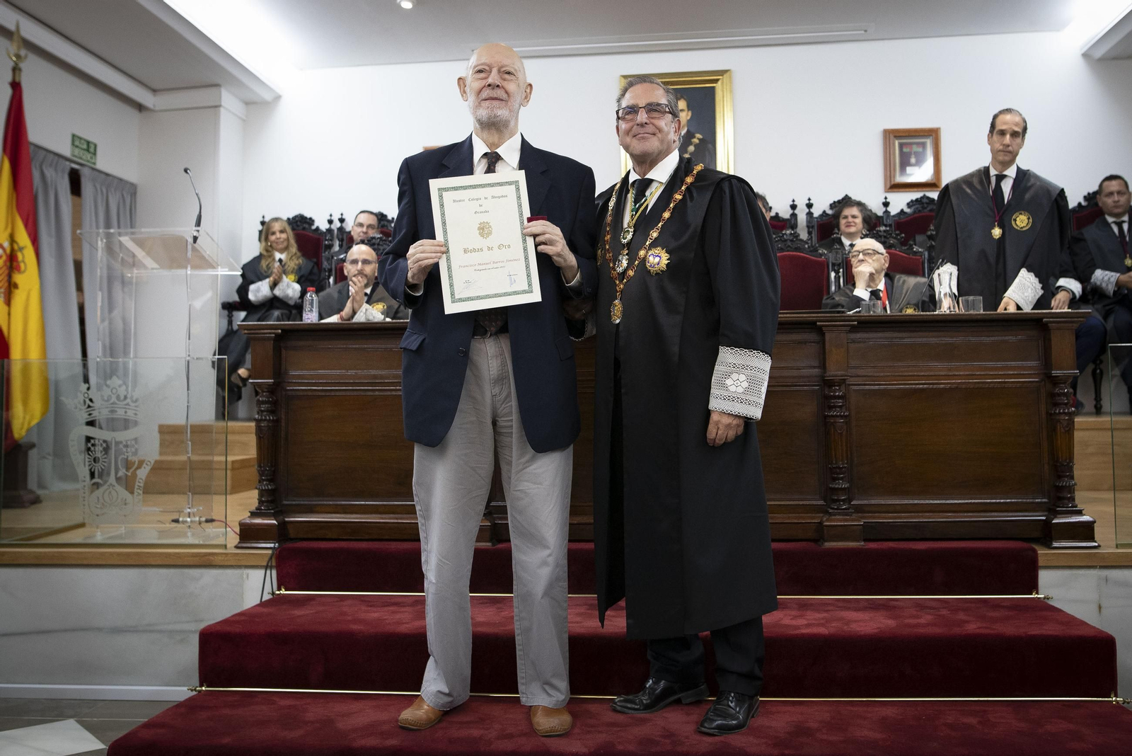 Botones de oro y lazo (15191047).jpg