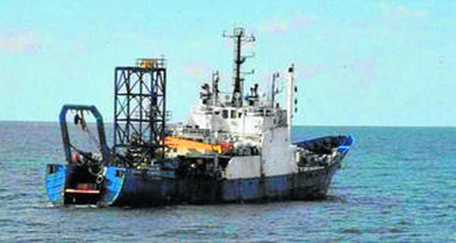 Imagen divulgada por la Armada de la embarcación expulsada del mar de Alborán.