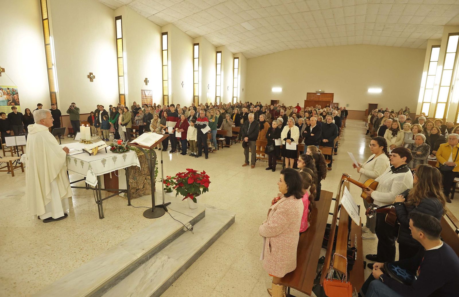 Fotos de la misa conmemorativa de los 50 años de dedicación del padre Pedro a la parroquia y al barrio de La Piñera