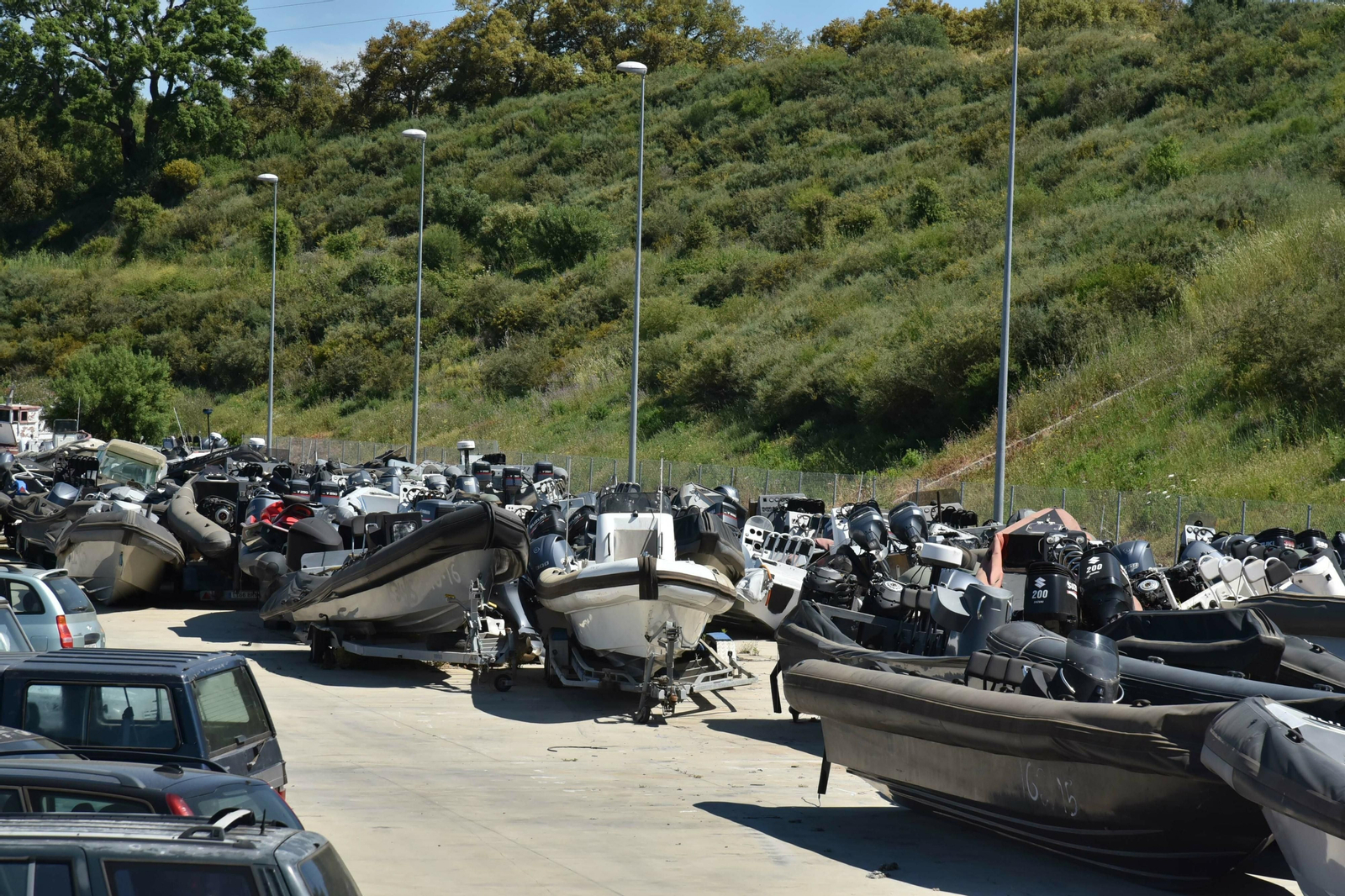 El depósito más grande de la comarca, lleno de narcolanchas
