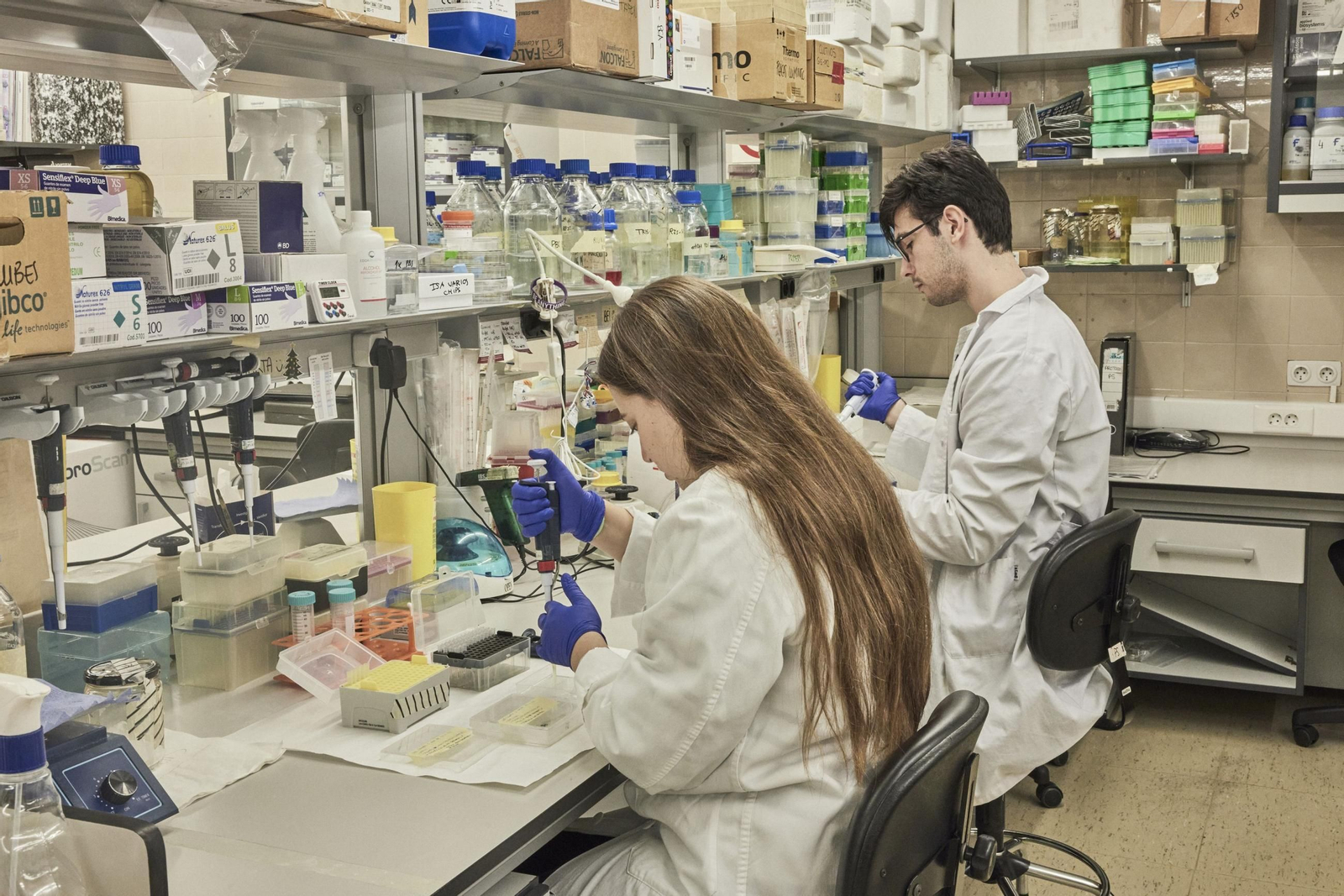 Jóvenes  investigadores trabajando  en laboratorio.