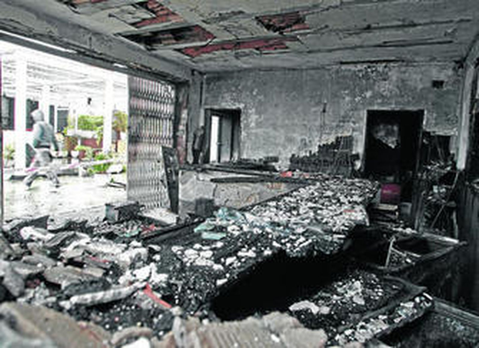 Imagen del interior del establecimiento del Paseo de la Cornisa, totalmente calcinado, ayer.
