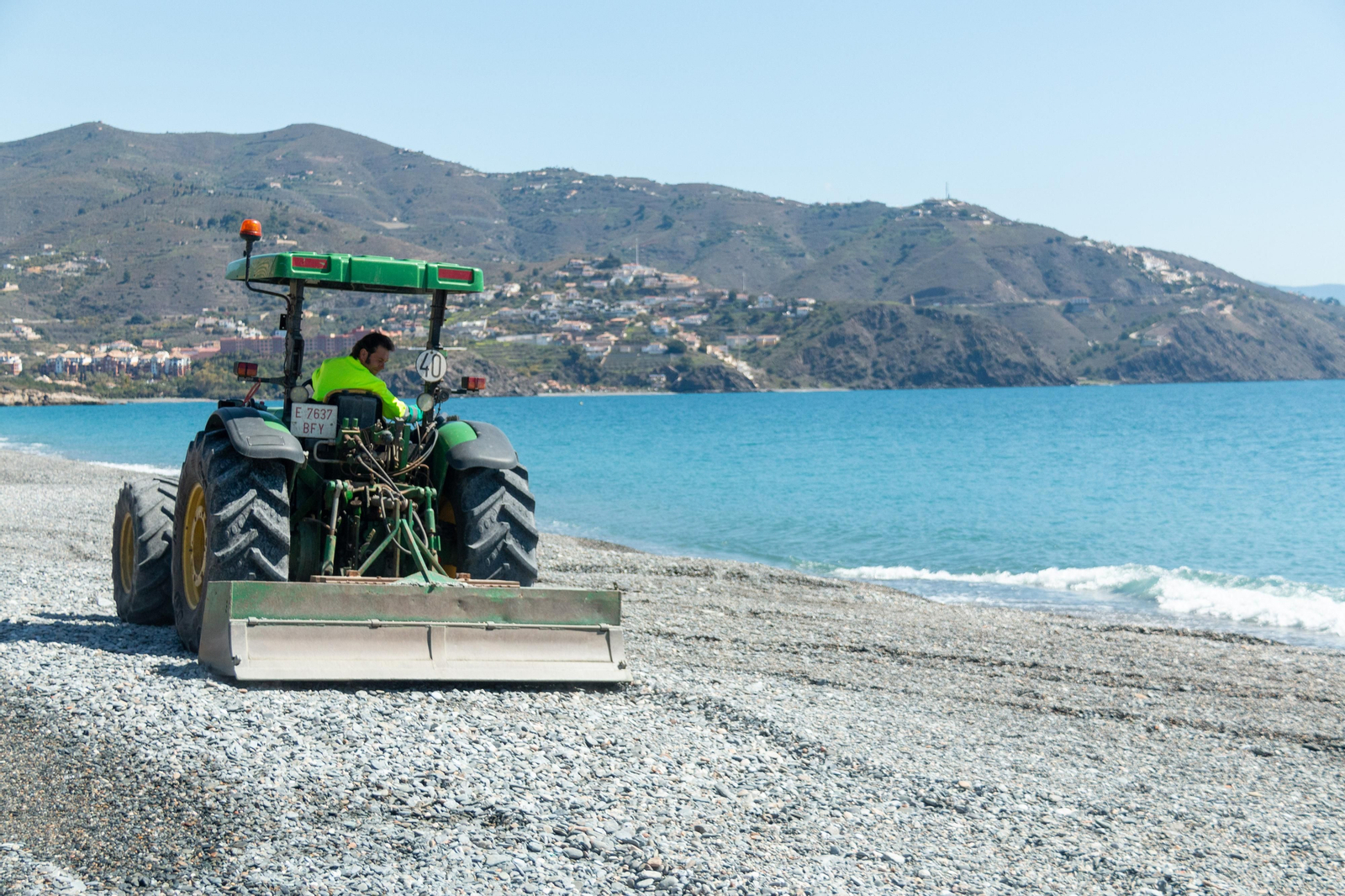 La Costa prepara sus playas para la Semana Santa