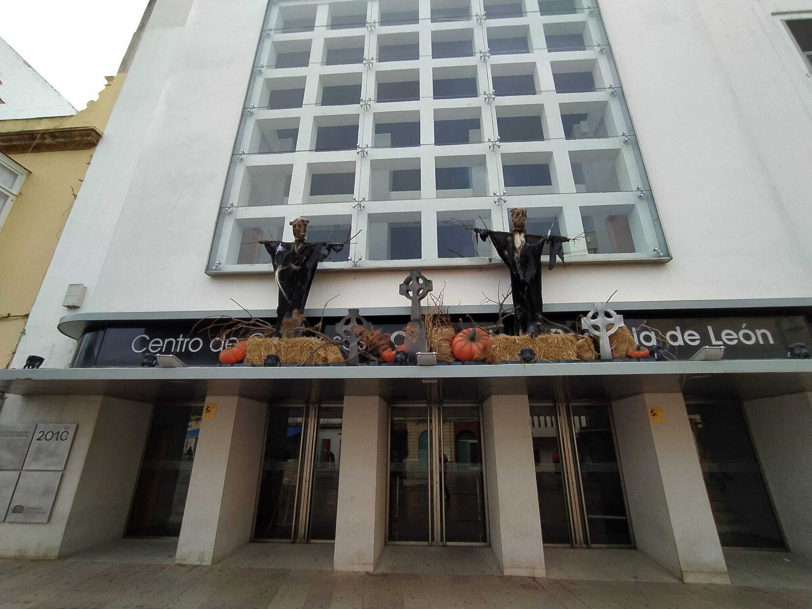 Fachada principal del centro de congresos de San Fernando, decorada con motivos de Halloween.