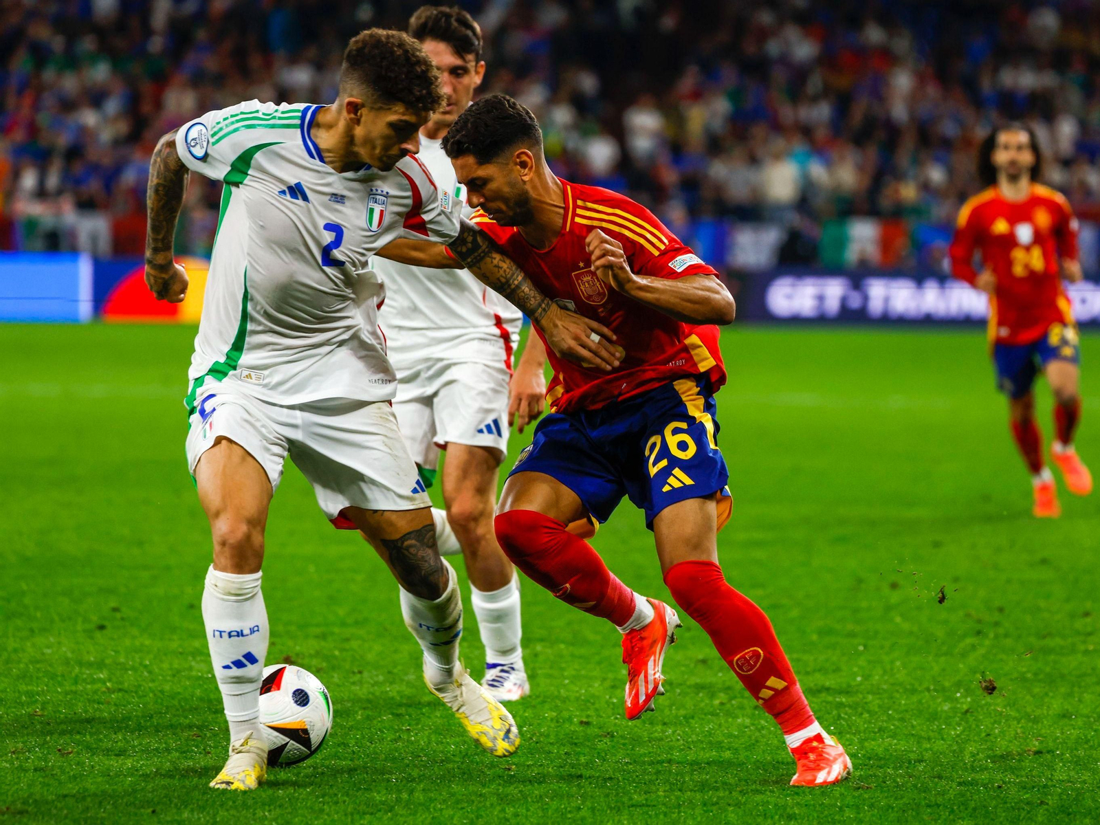 Ayoze le da una cacha a Di Lorenzo antes de su primera oportunidad de gol.