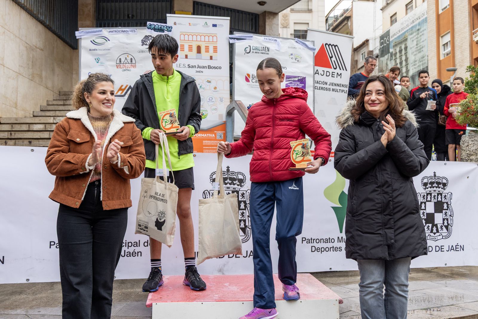 En imágenes: la lluvia no frena a más de un millar de corredores en la V Carrera Popular del IES San Juan Bosco (2)