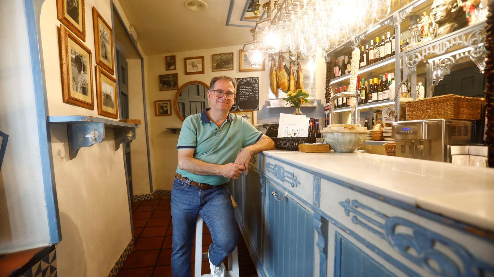Miguel Cabezas posa en la barra de Casa Pepe de la Judería.