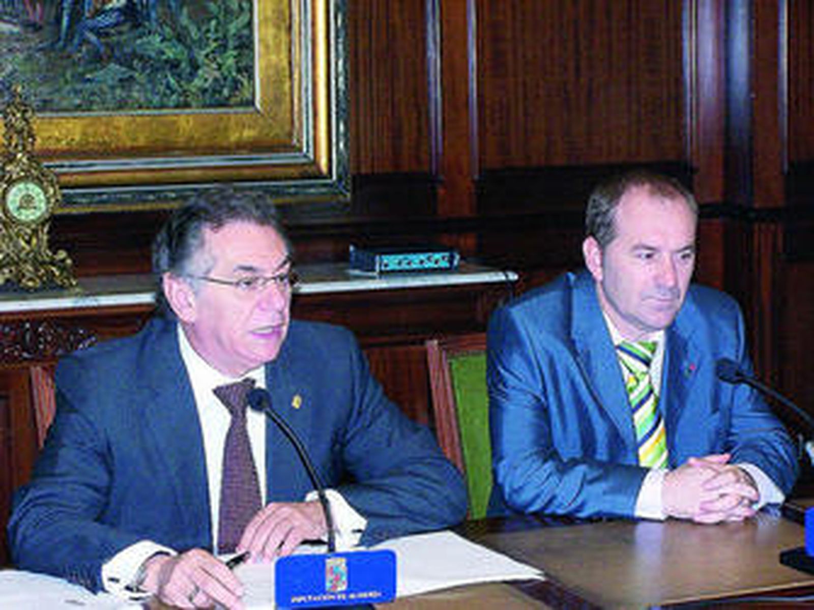 José Añez y Luis Pérez durante la Junta de Gobierno celebrada ayer en el Palacio Provincial.