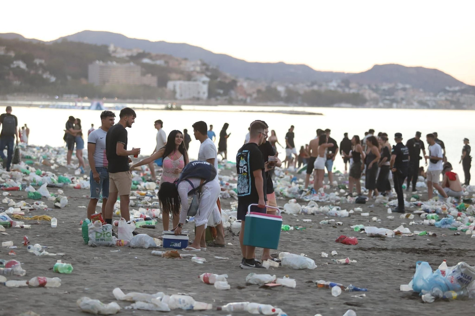 La Malagueta, llena de basura tras la noche de San Juan, en fotos