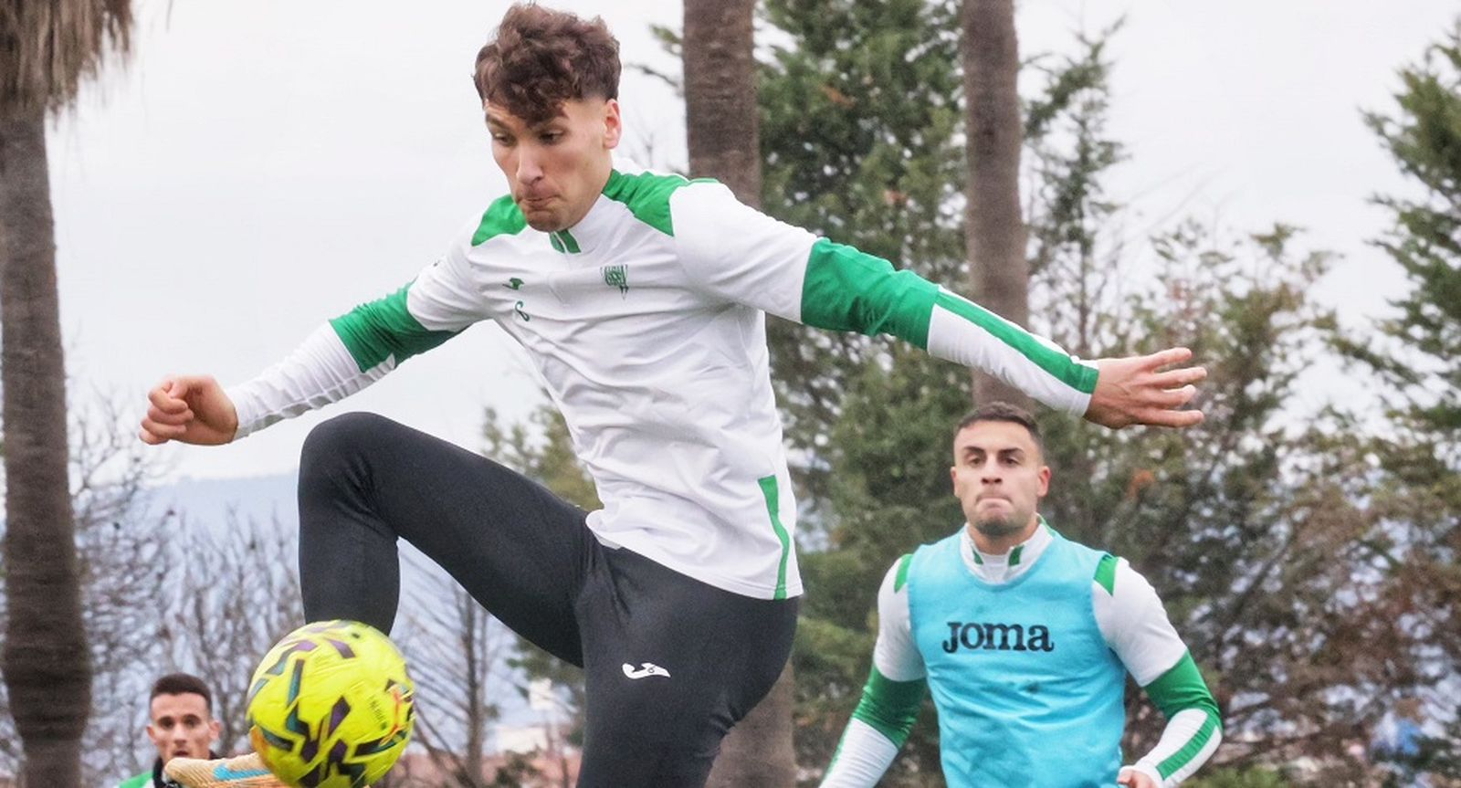 Percan controla el balón en presencia de Carlos Isaac.