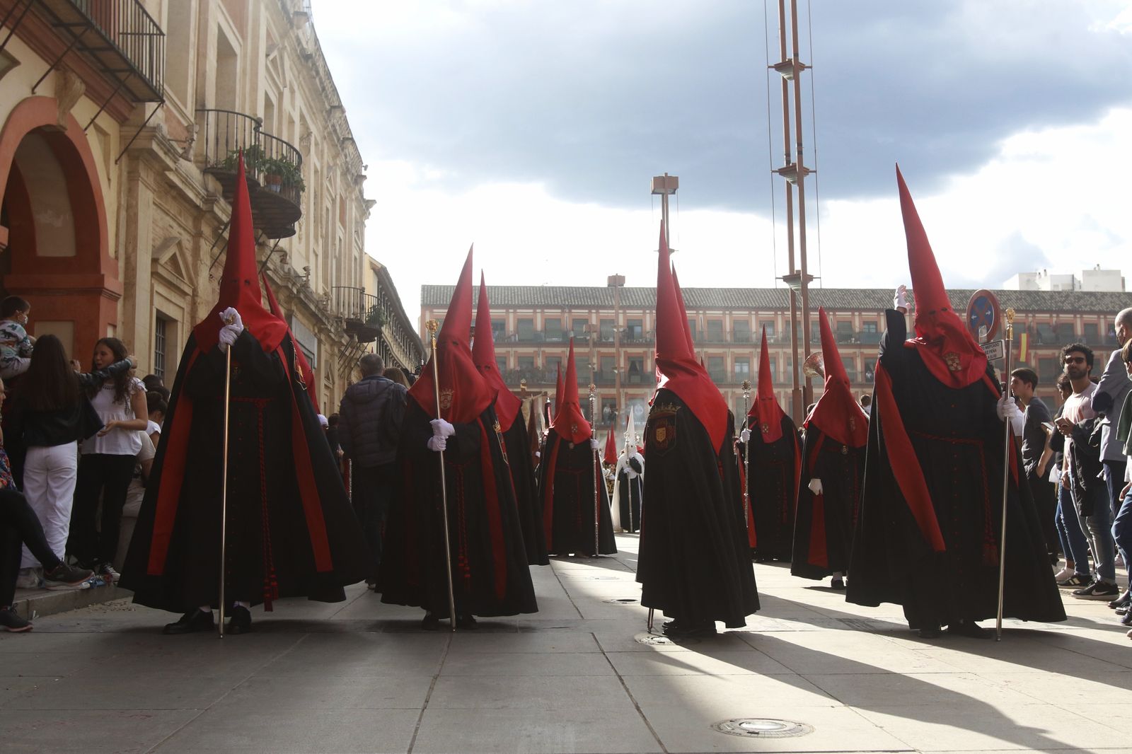 Jueves Santo en Córdoba: La procesión de la Caridad, en imágenes