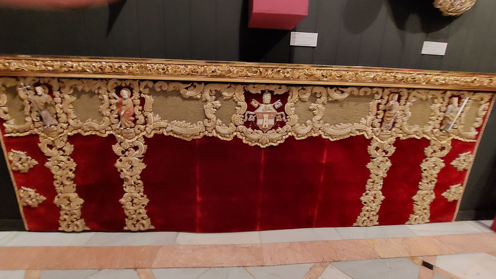 La exposición de estrenos de la Semana Santa, en imágenes