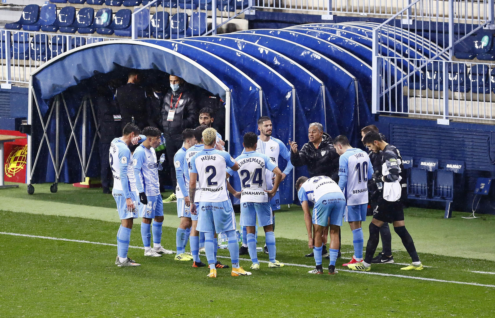 Sergio Pellicer da indicaciones a sus jugadores en la banda de La Rosaleda.