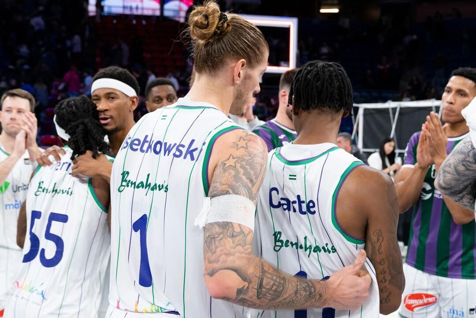 La plantilla, tras ganar en Vitoria.