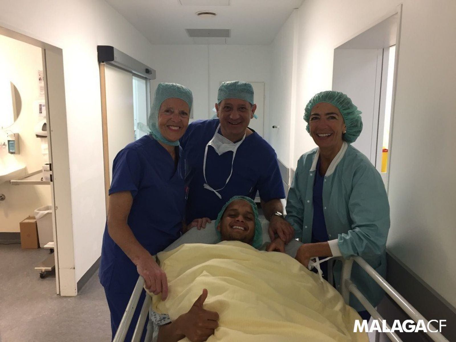 Rosales, junto a los médicos encargados de su operación.