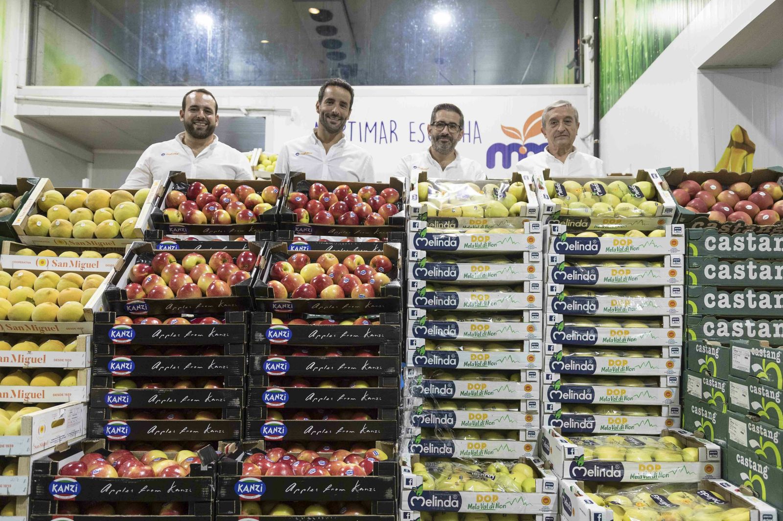 De izquierda a derecha junto a cajas de frutas de proveedores de Martimar: Miguel Ángel Riego, Alberto Riego, Fran Riego y Francisco Riego.