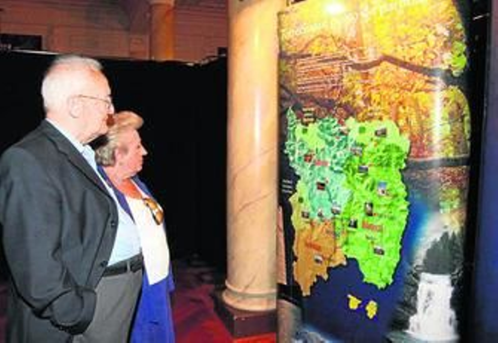 La exposición está compuesta por paneles, vídeos, maquetas y una copia de la talla mariana.