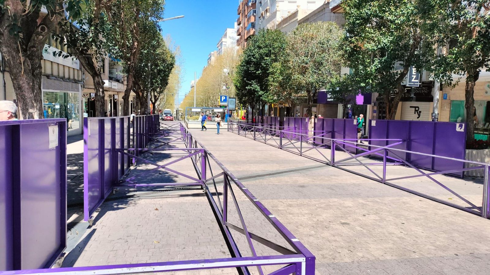 Palcos instalados en Roldán y Marín.