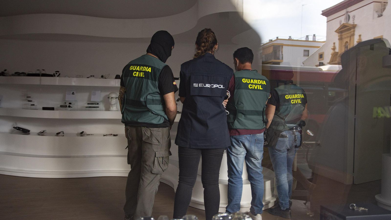 Tres guardias civiles y la representante de Europol.