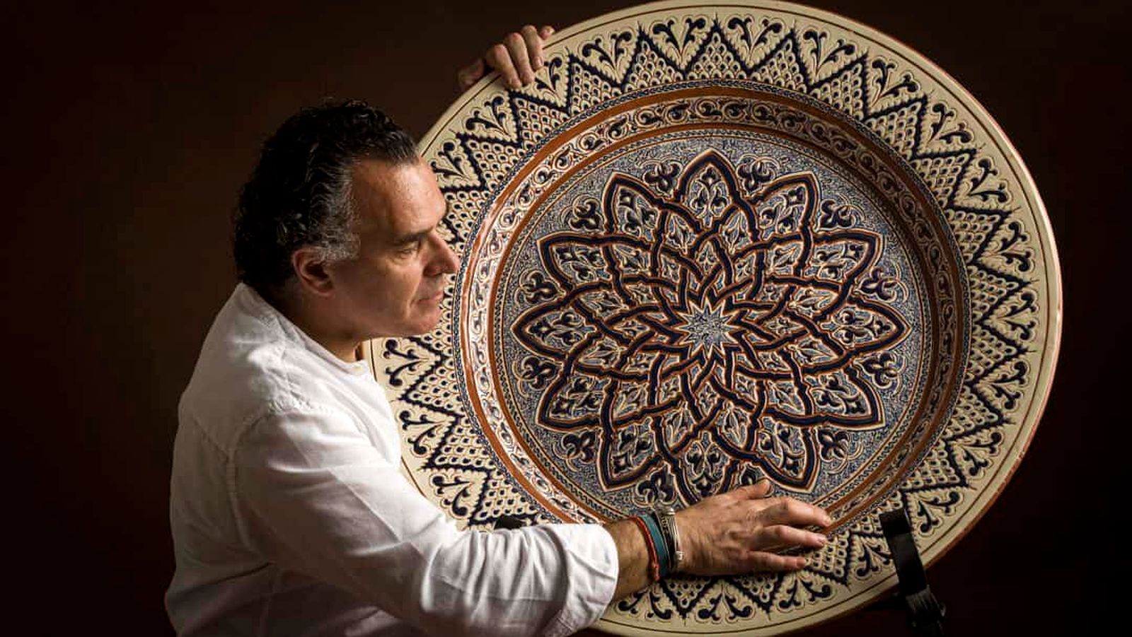 El maestro alfarero Pablo Tito muestra una obra de gran formato con vidriado tradicional y artesanal en Úbeda.