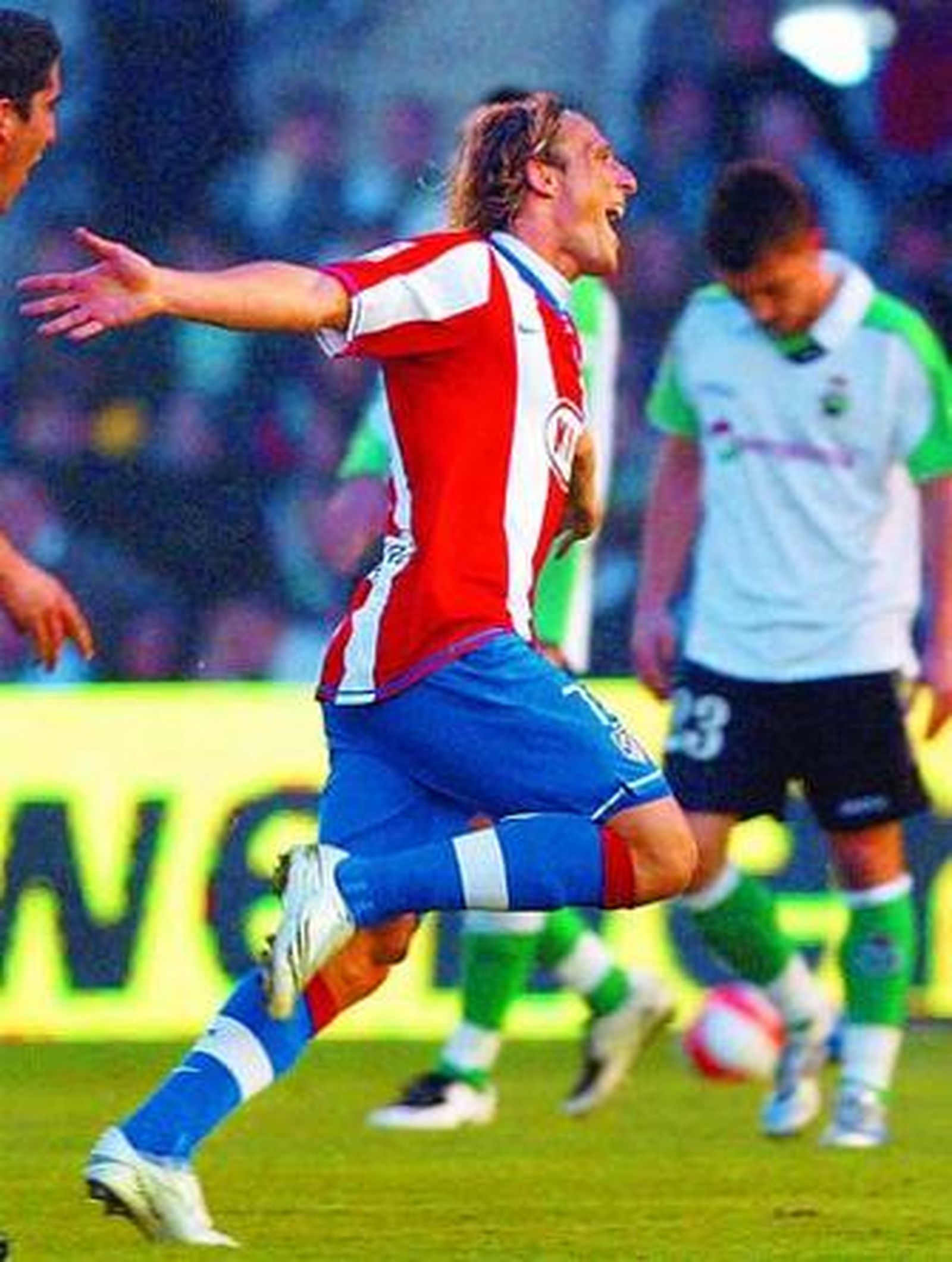 Forlán celebra su segundo gol, que finiquitaba el encuentro.