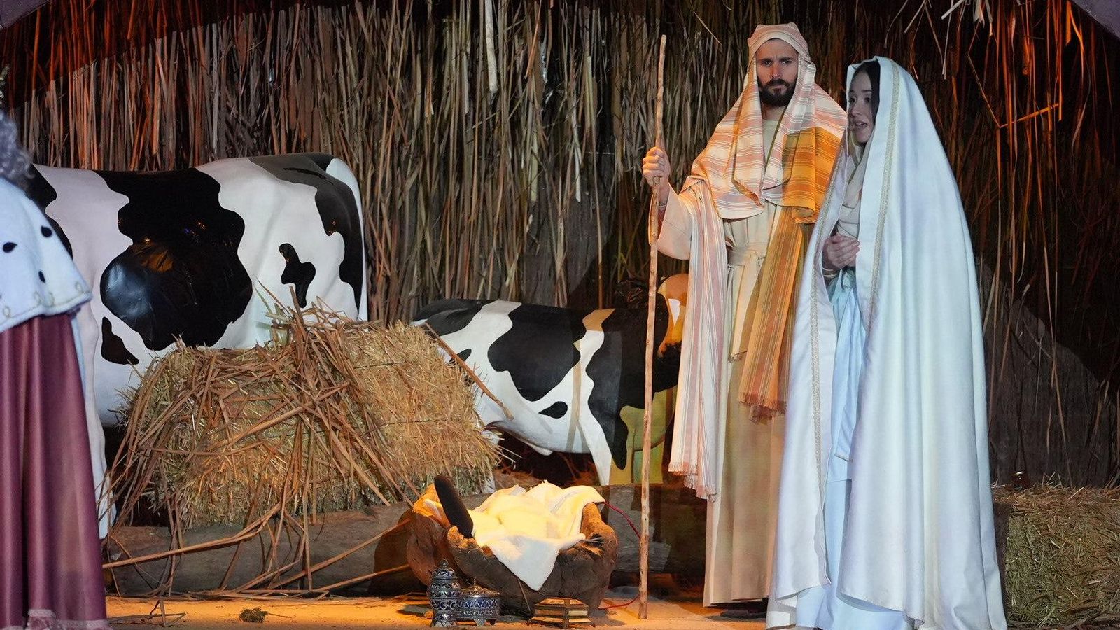 María y José, en el pesebre. María y José, en el pesebre.