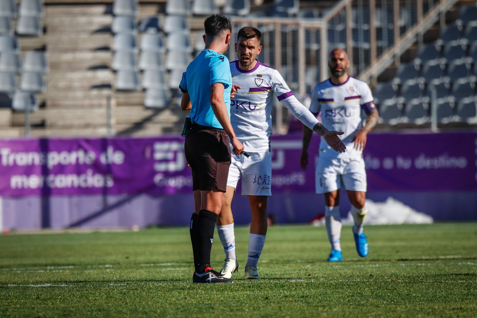 Adri Paz protesta al árbitro en una acción del partido del pasado domingo.