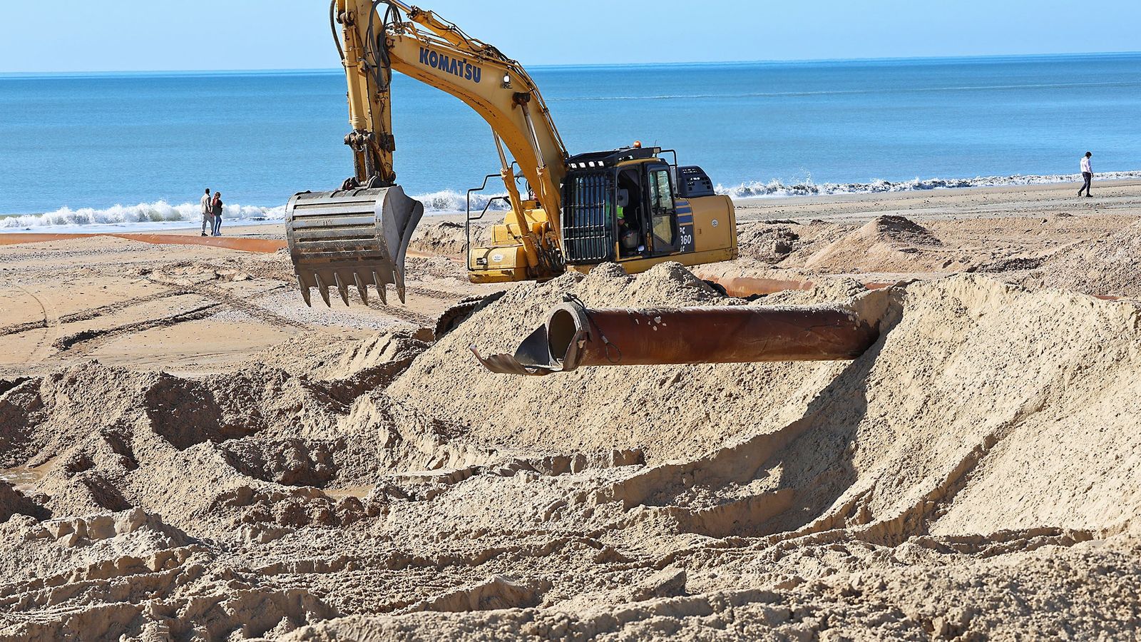 Trabajos estos días en la playa de Matalascañas para paliar los daños.