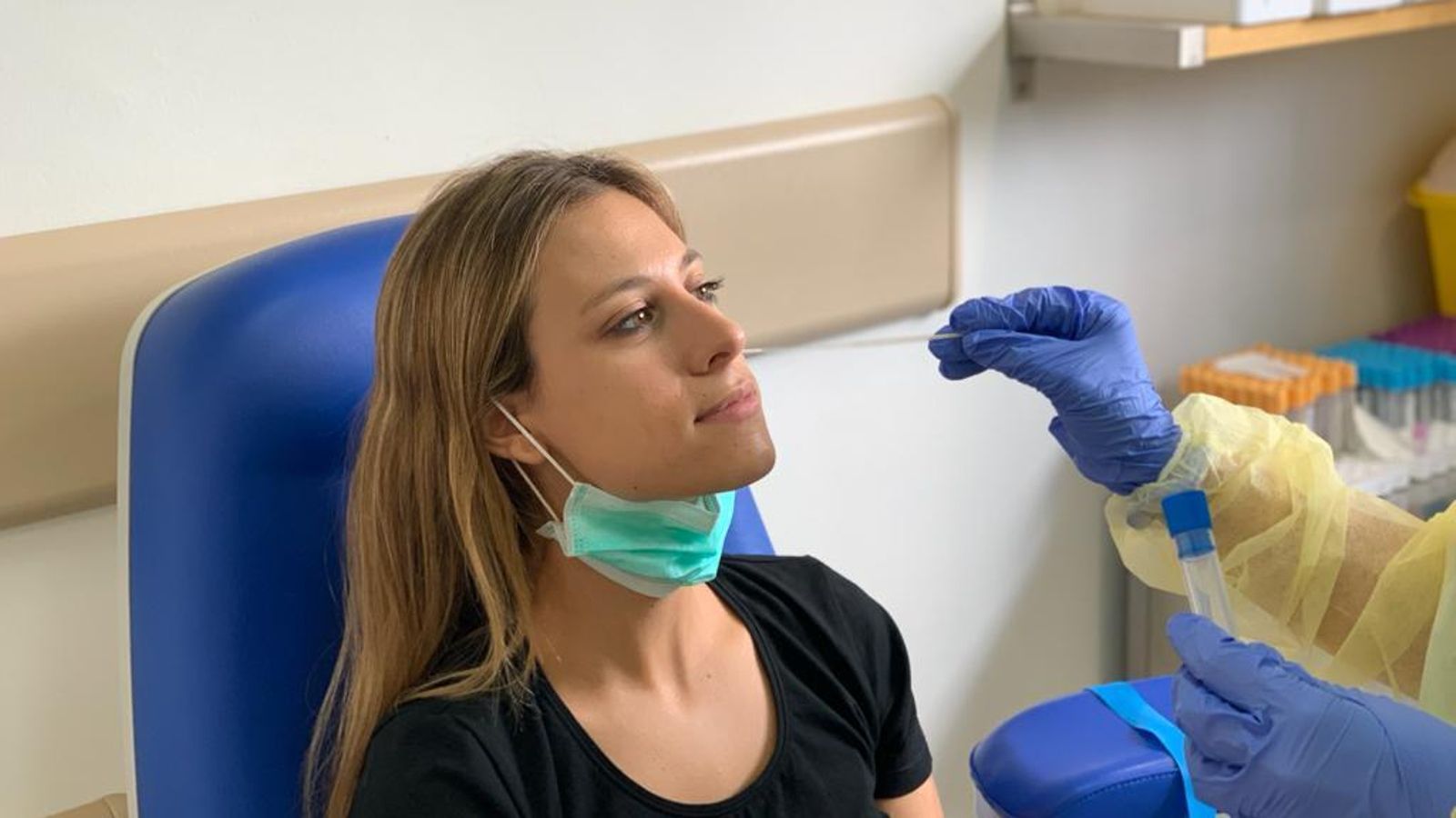 Una paciente se somete a una PCR en un hospital de Quirónsalud en Andalucía.