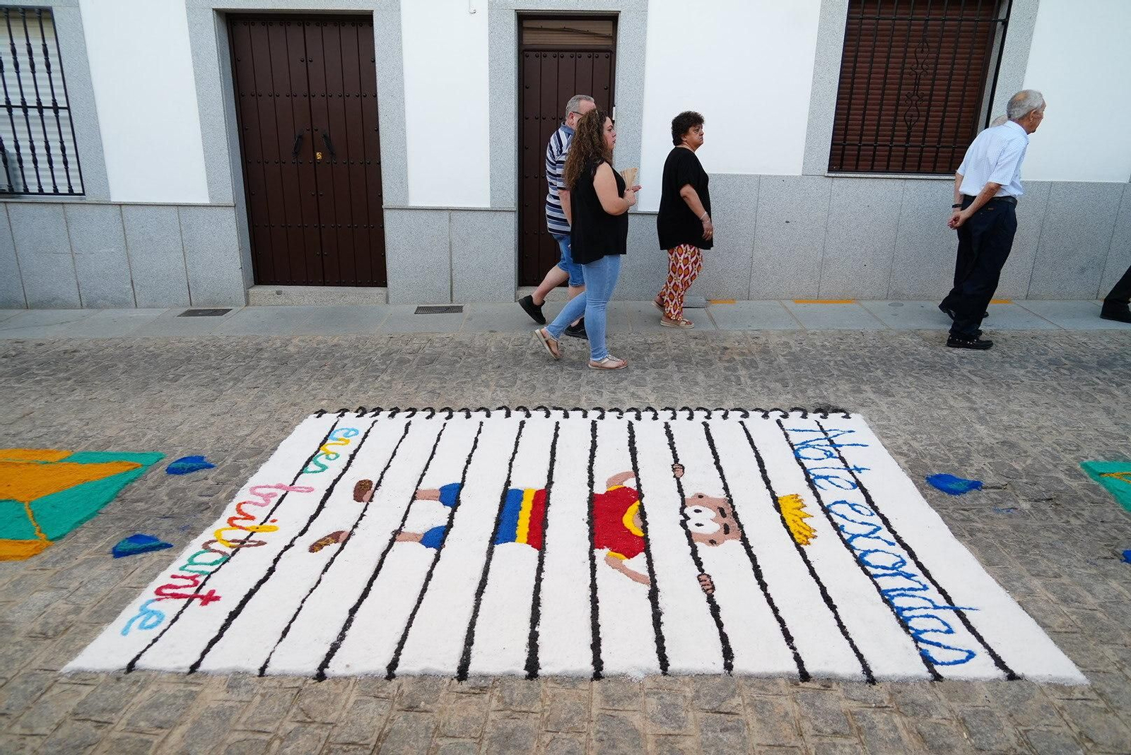 La procesión de San Roque en Dos Torres sobre las alfombras de sal, en imágenes
