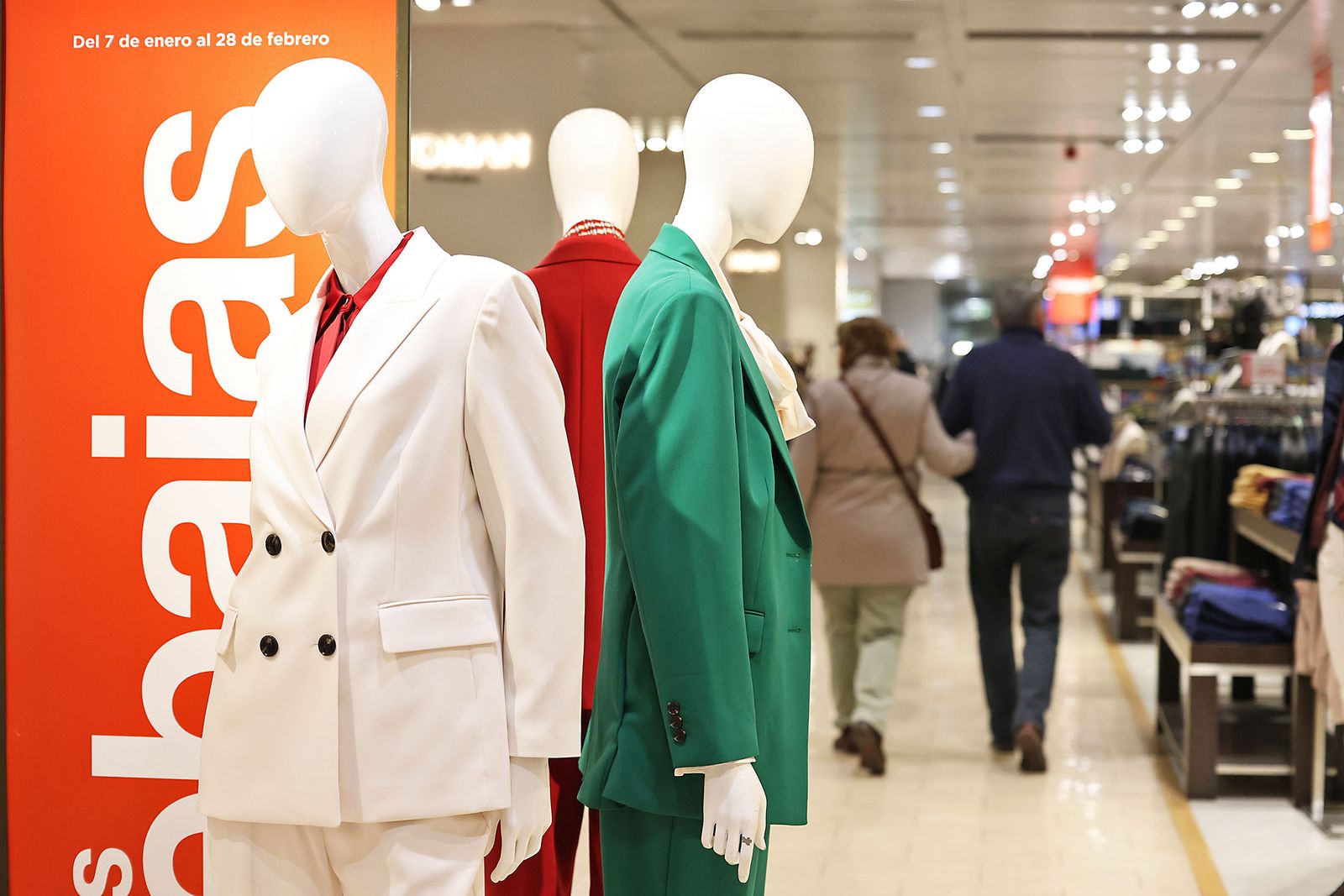 Las fotos del primer día de rebajas en El Corte Inglés de Huelva: frío, colas y descuentos