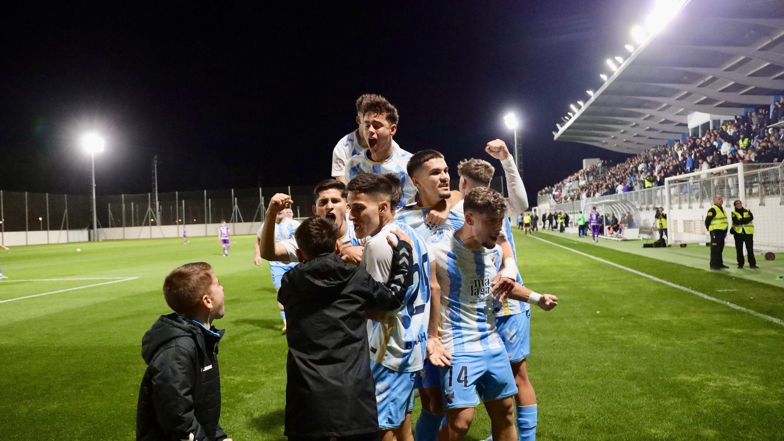 El filial del Málaga celebra el 1-0 al Jaén El filial del Málaga celebra el 1-0 al Jaén