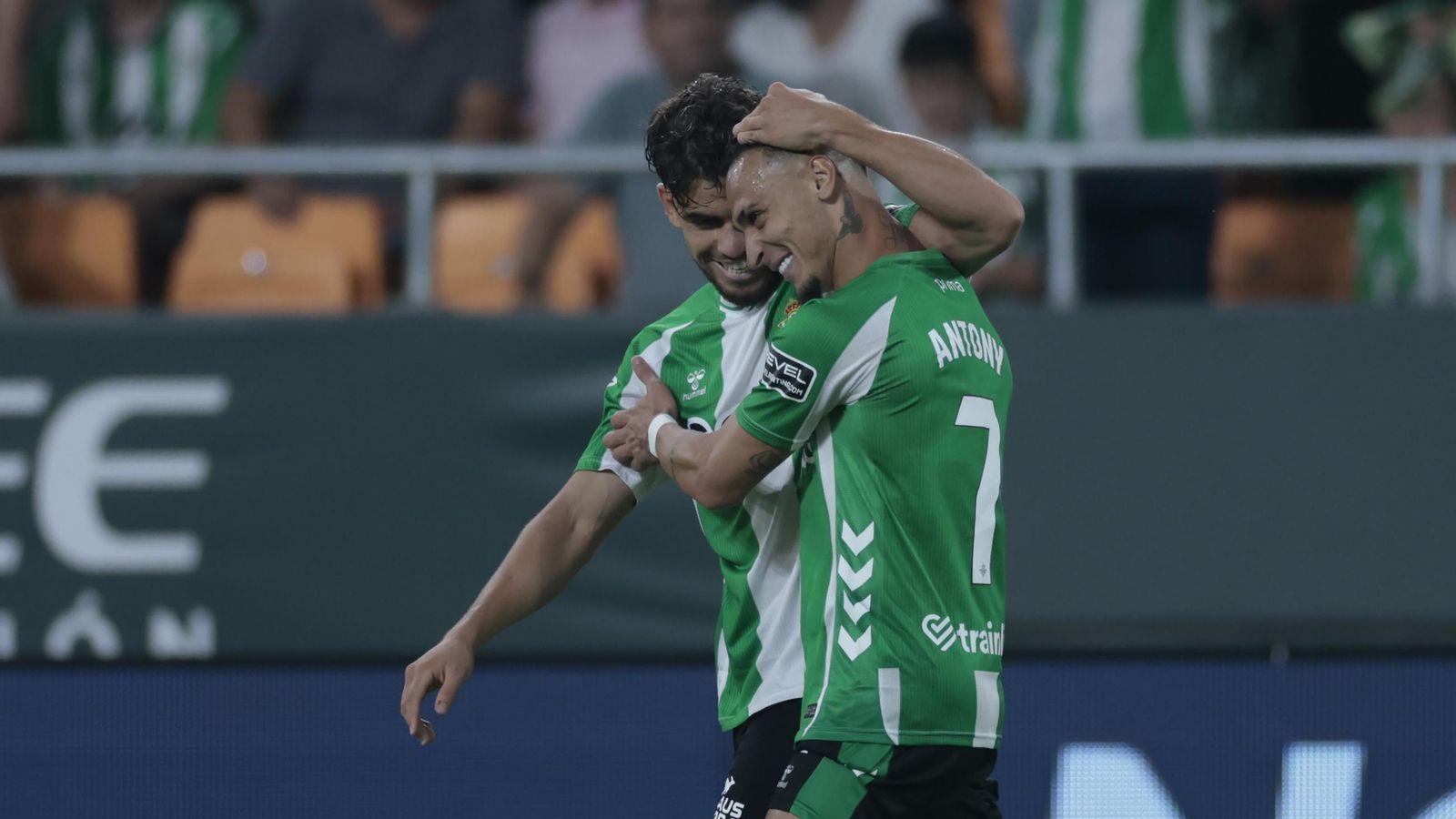 Abde y Antony se abrazan tras el dos a uno que no le quisieron adjudicar al marroquí.