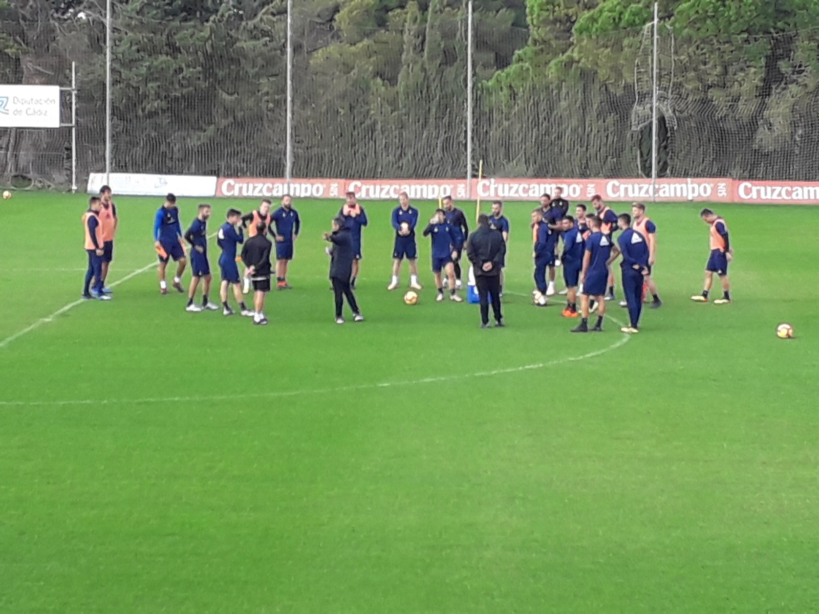 Los jugadores atienden a Álvaro Cervera antes de dividirse en tres grupos.