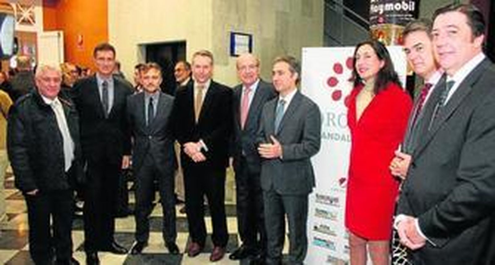 El director general de Metalurgia en Atlantic Copper, Miguel Palacios; el director de 'Huelva Información', Javier Chaparro; el delegado del Gobierno andaluz en Huelva, José Fiscal; el presidente del Grupo Joly, José Joly Martínez de Salazar; el alcalde de Huelva, Pedro Rodríguez; el responsable de Administraciones locales de España de Ferrovial, Gonzalo Rodríguez; la secretaria general del PP-A y alcaldesa de Valverde, Dolores López; el portavoz del PP en el Parlamento andaluz, Carlos Rojas, y el responsable de Administraciones locales de Andalucía de Ferrovial, Juan Antonio González.