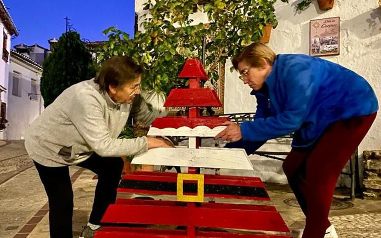 Dos vecinas colocando los adornos.
