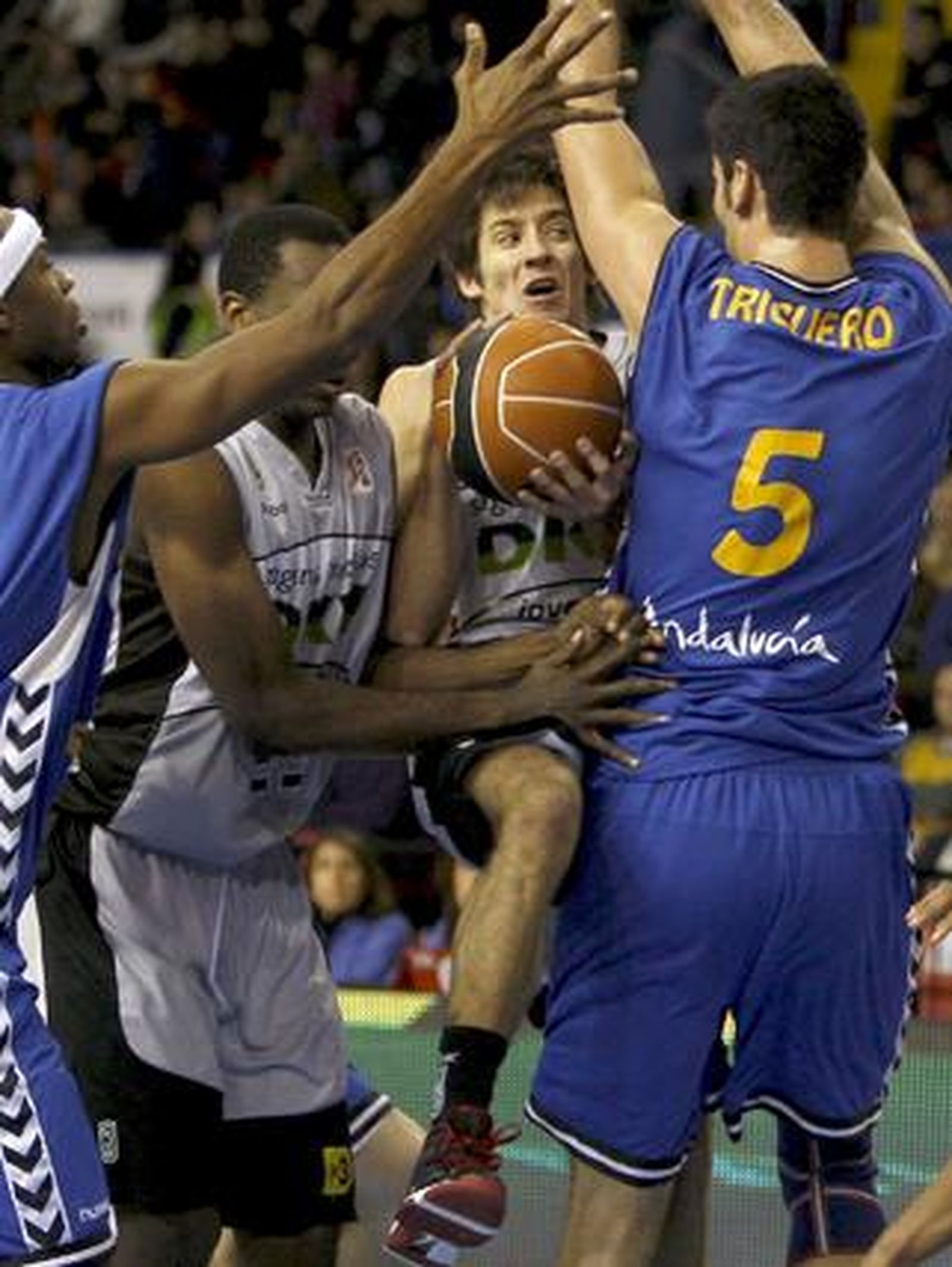 El Cajasol vence al Juventut en San Pablo y lo supera en la clasificaión. / EFE