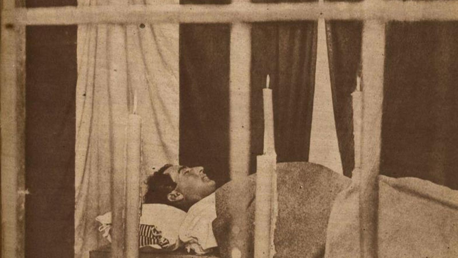 El cadáver de Joselito en la capilla ardiente improvisada en la enfermería de la Plaza de Toros de Talavera de la Reina.